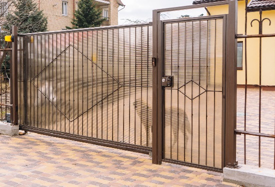Купить ворота из профлиста с элементами ковки, с металлическими столбами в рамке или под дерево в слободском от 154170 руб